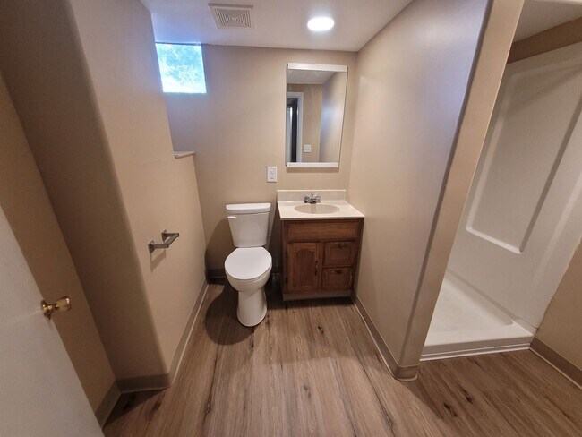 Building Photo - Beautiful home with attached garage and great yard!