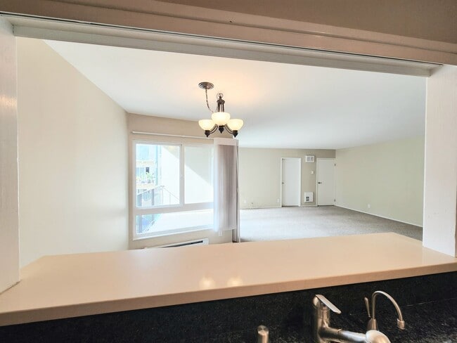 Building Photo - Woodlake two bed, 2 bath