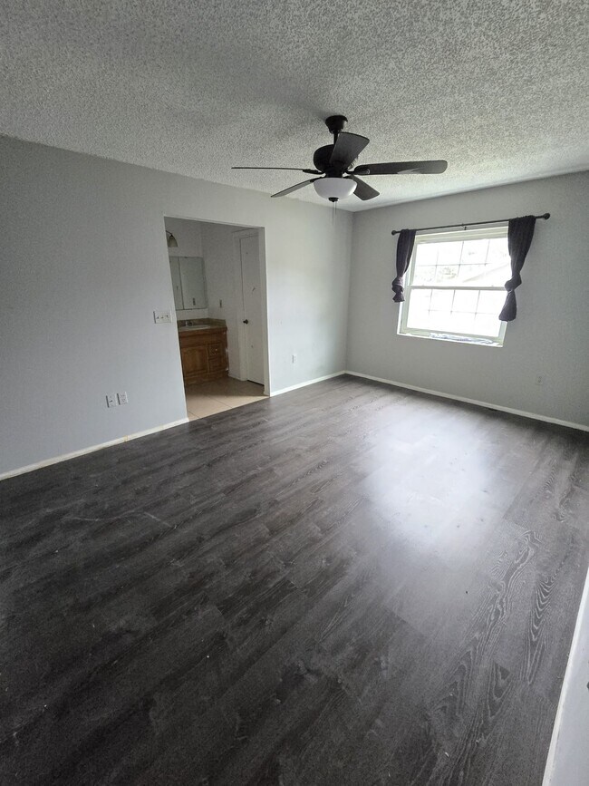 Building Photo - 3638 Dovetail Ln S