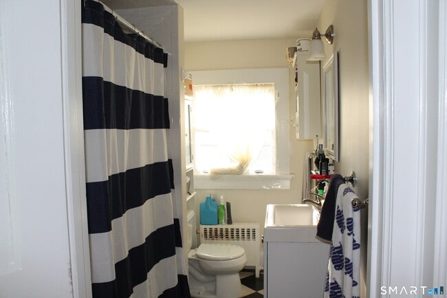 Building Photo - 7 Hillcrest Dr