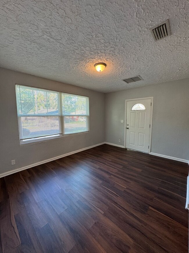 Building Photo - 3/1 Single family home : Available now!
