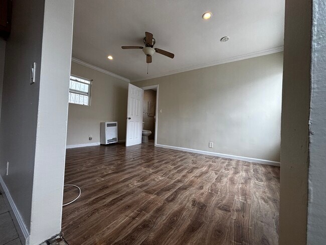 Open studio room - 3740 W Slauson Ave