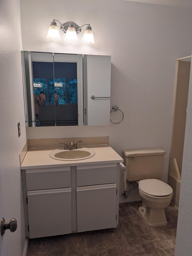 Building Photo - Woodinville townhouse style condo. 2 bed 2...