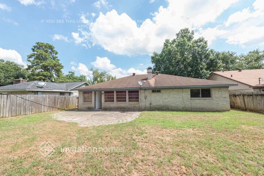 Building Photo - 15911 Timber Valley Dr
