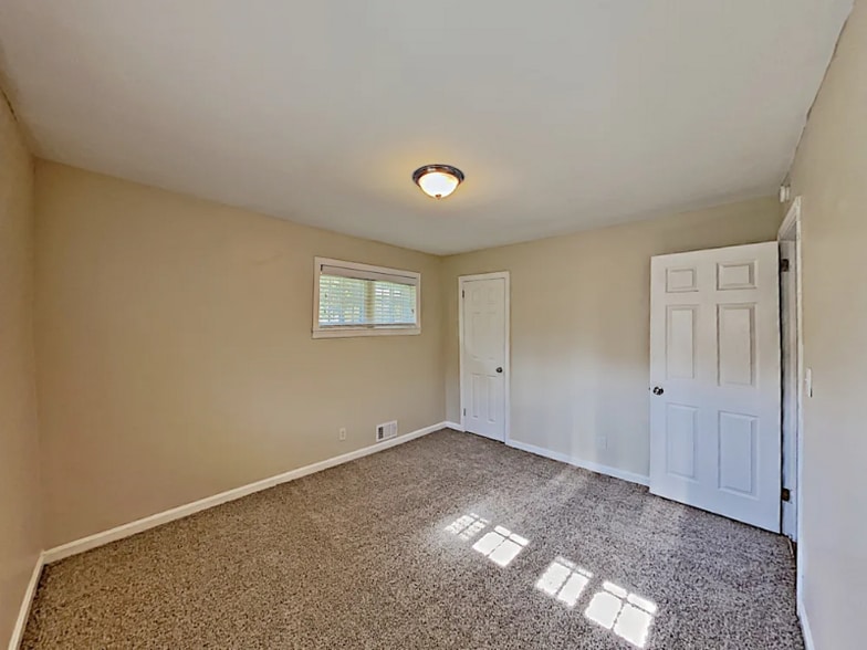 Building Photo - 728 Birchwood Ln SW