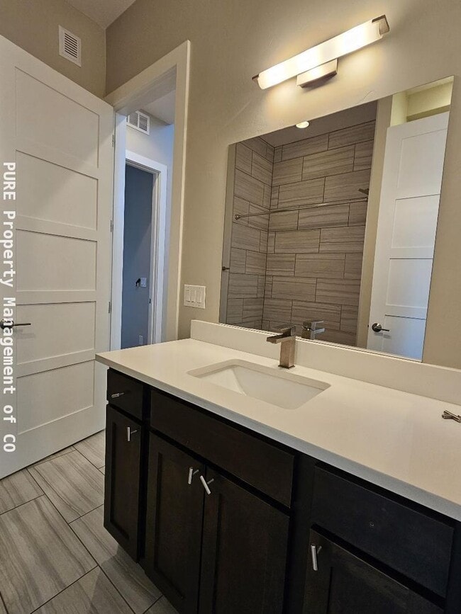 Building Photo - Beautiful 2 BR 4BA in the Highlands