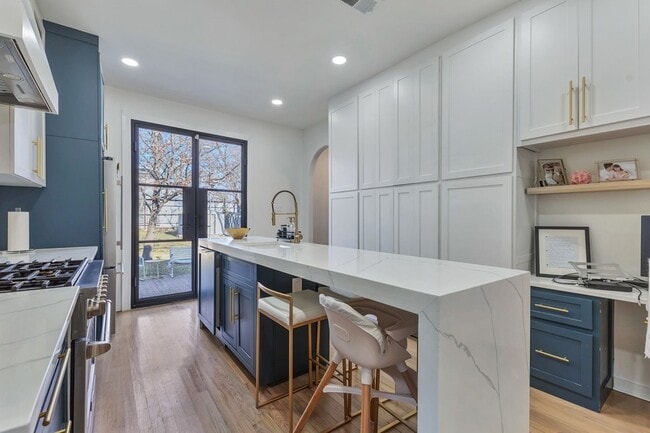 Building Photo - 302 S Saint Mary Ave