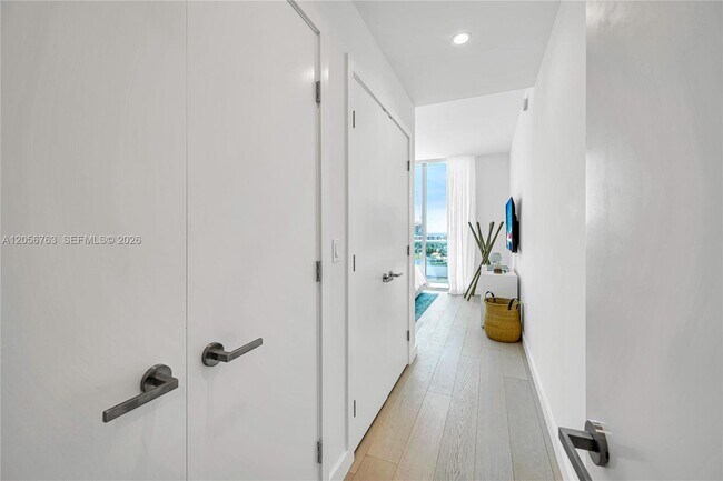 Building Photo - 9201 E Bay Harbor Dr
