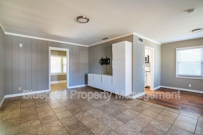 Building Photo - 513 10th Ave S