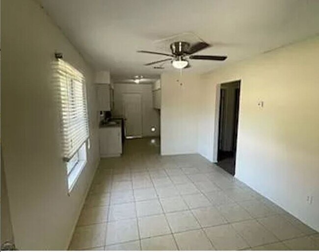 Building Photo - Newly Updated 2 Bed / 1 Bath Duplex