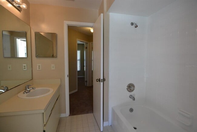 Building Photo - 5106 Sun Palm Dr