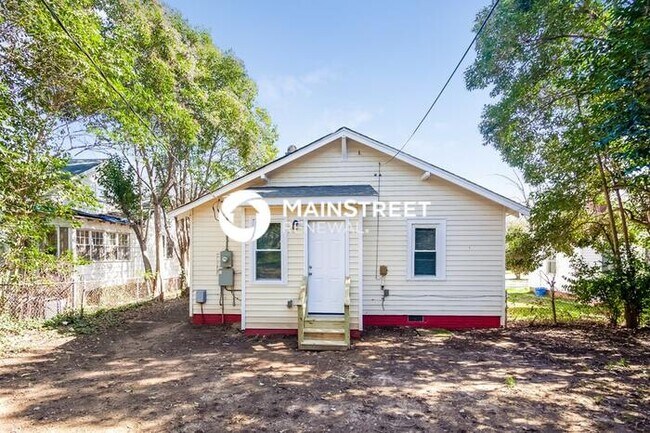 Building Photo - 3 Bedroom Pet-Friendly Home in Charlotte, NC with Main Street Renewal