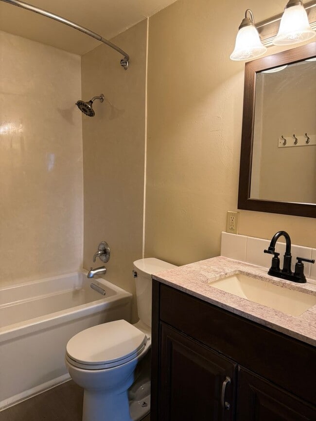 Building Photo - Updated 2 bedroom 1 bath house in Eugene!