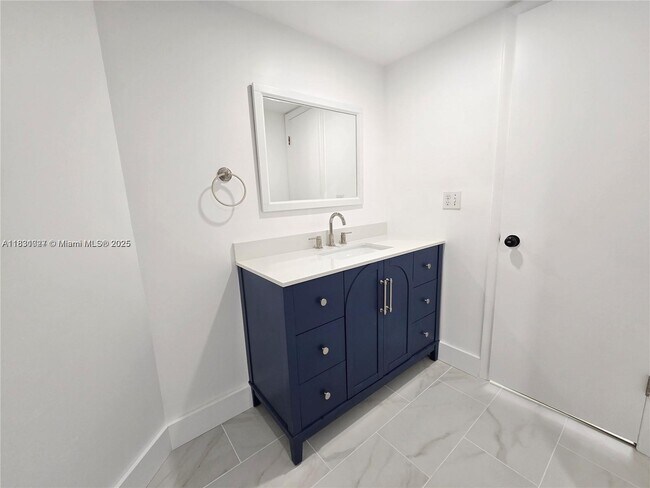 Building Photo - 2831 N Oakland Forest Dr