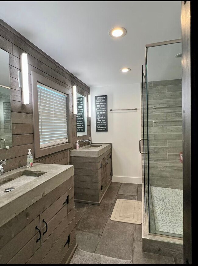 Building Photo - 3/2 Pool Home South Tampa Available NOW !!