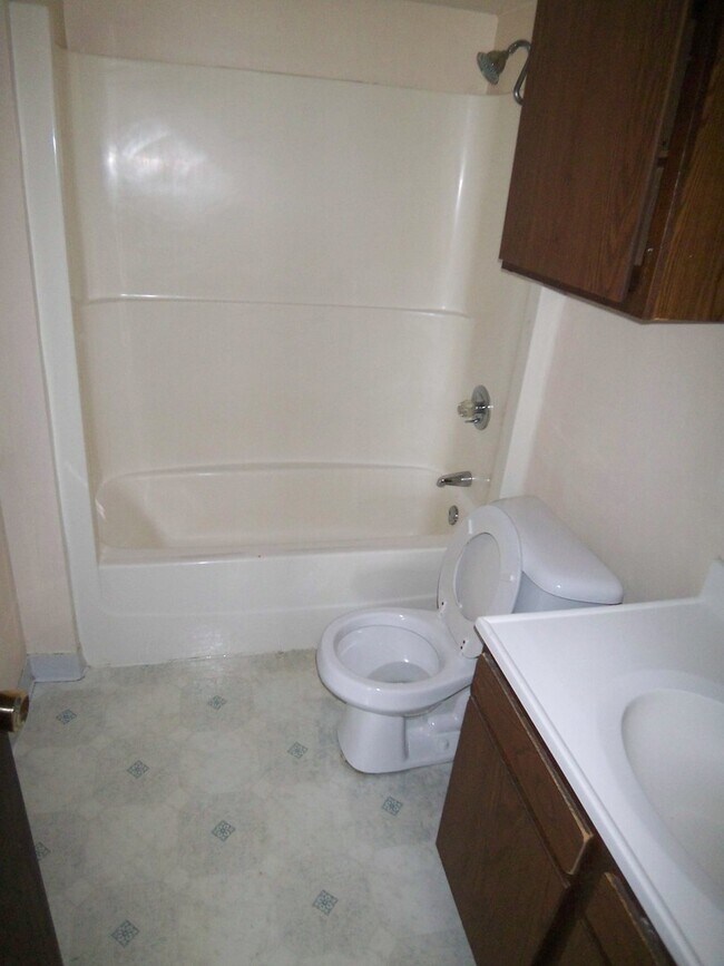 Building Photo - SPACIOUS 3 BEDROOM w/ IN UNIT LAUNDRY!-123...