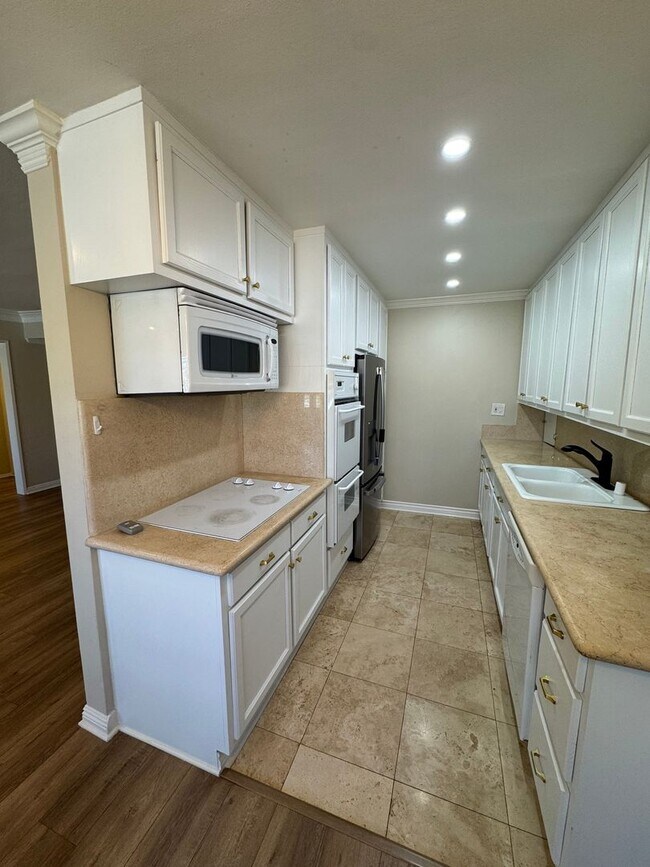 Building Photo - Beautiful Spacious Top Floor Condo 1 bed - 1 bath with parking in Burbank