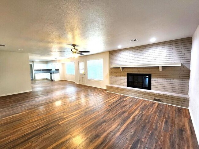 Building Photo - 4 Bed 2.5 Bath 2 Car Garage in Camelot Addition NW OKC