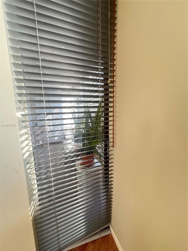 Building Photo - 2851 Somerset Dr