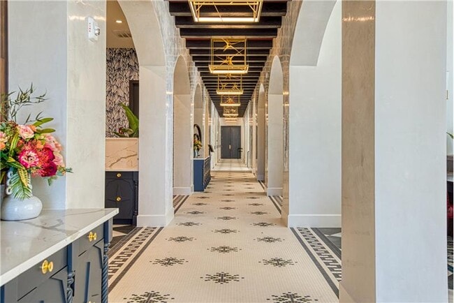 Building Photo - 702 E 11th St