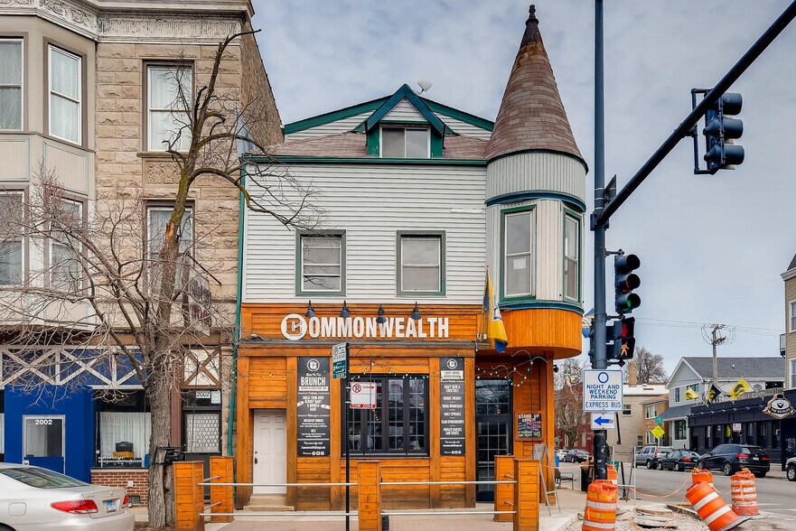 Building Photo - 2000 W Roscoe St