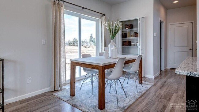 Building Photo - Three Bedroom House in SE Bend
