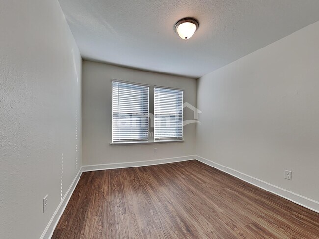 Building Photo - 450 Sandstone Dr