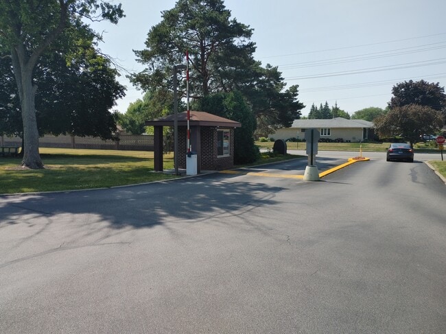 Building Photo - 16 E Old Willow Rd