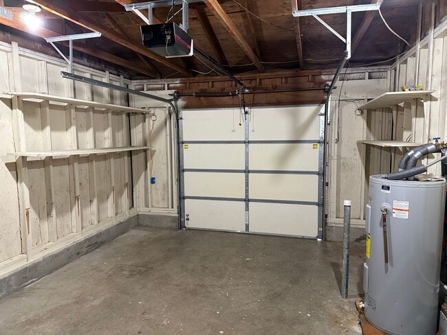 Building Photo - 3 bedroom 1 bathroom house in Springfield!