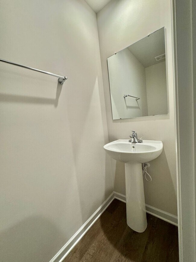 Building Photo - 4 Bedroom, 2.5 Bath Home w/ Office and 2 Car Garage