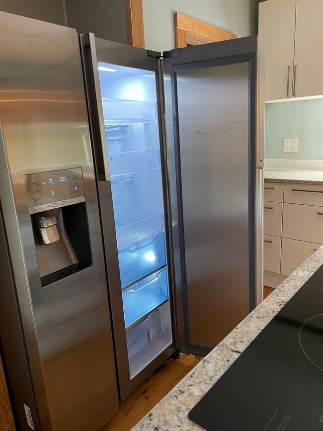 Building Photo - Fabulous 4 Bedroom 3 Bathroom Home with Pr...