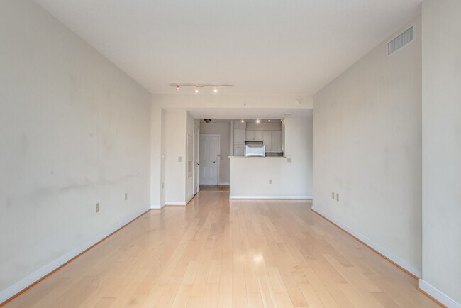 Building Photo - Centrally Located 1BD/1BA w Parking Chinat...