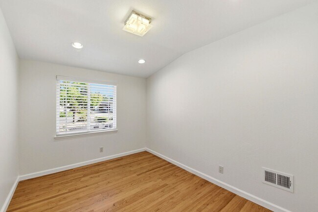 Building Photo - Move-In Ready Blossom Hill Gem – New Bathrooms and many upgrades!