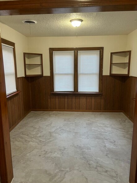 Dining room - 909 S Milam St