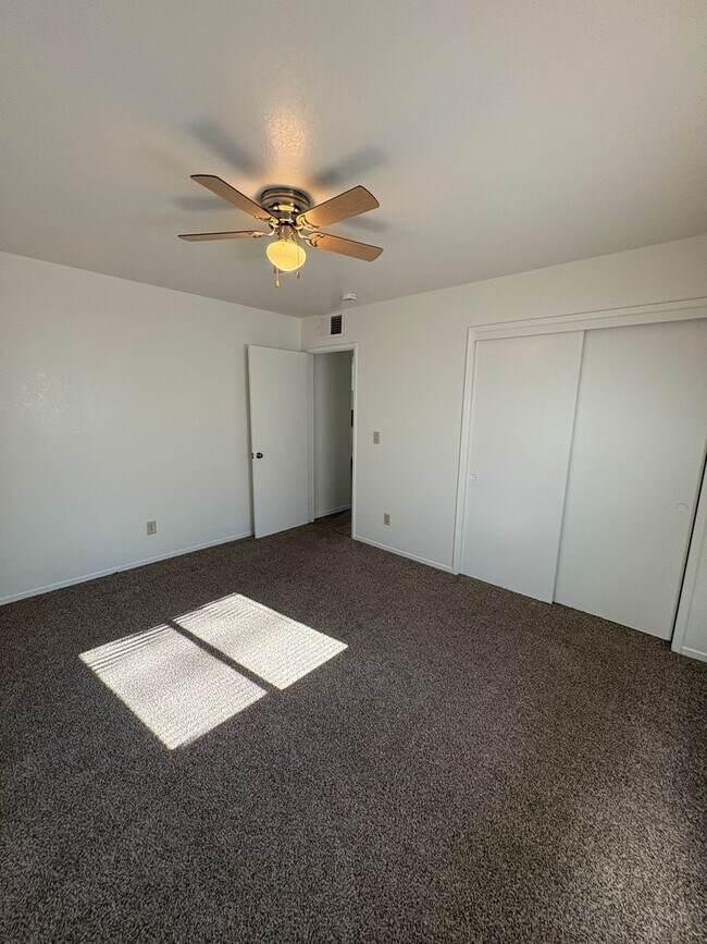Building Photo - 700-710 E Tulare Ave