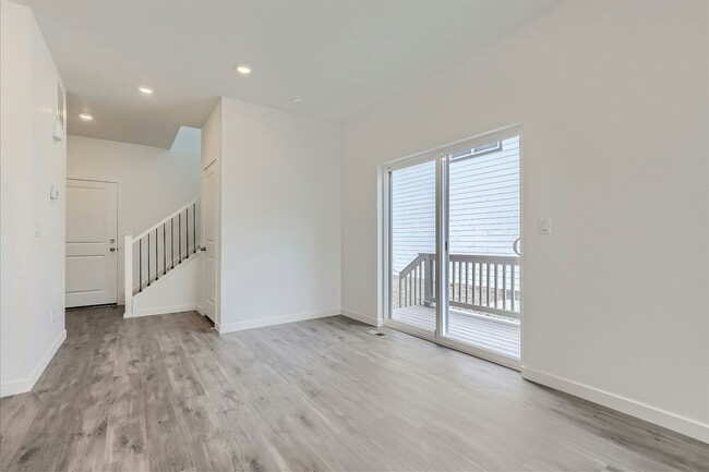 Building Photo - 560 Cottonwood Avenue