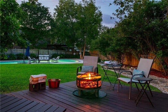 Building Photo - Spacious 4 bedroom 2 bath home with pool in Emerald Forest