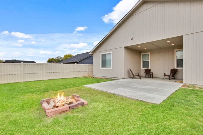 Building Photo - 2213 E Elm Grove Dr