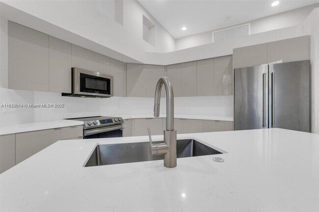 Building Photo - 2553 Bay Pointe Dr