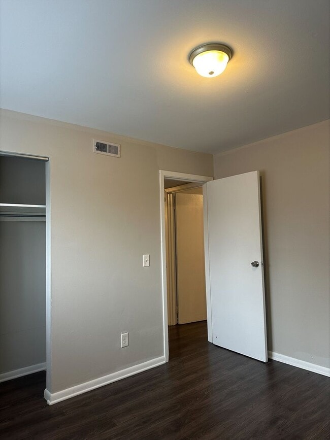 Building Photo - 2 Bed 1 Bath Apartment in Columbus!