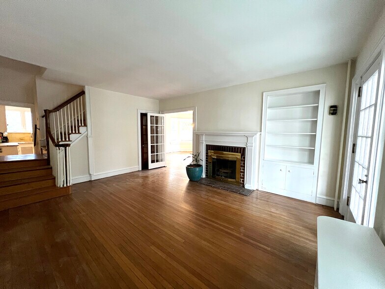 Living Room, View 1 - 225 S 4th St