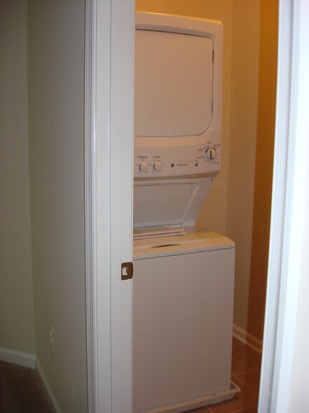 Building Photo - 340 Chessington Dr