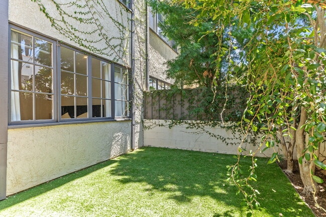 Building Photo - 133 S Oakhurst Dr