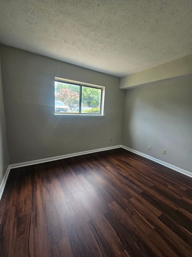 Building Photo - Conveniently Located Affordable Condo For Rent