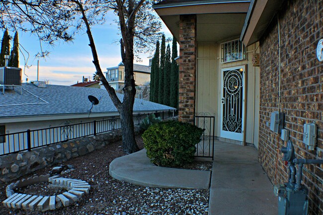 Building Photo - Charming Home Move-in-Ready