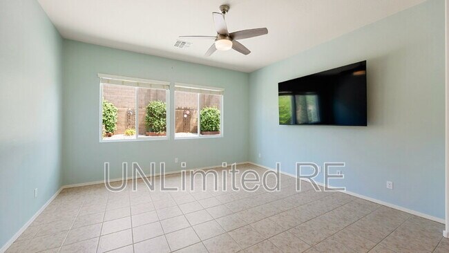 Building Photo - 937 N Gomez St