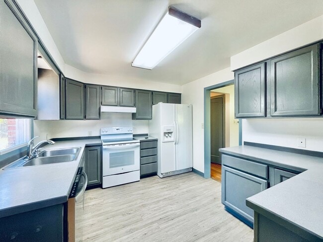 Building Photo - Cozy Seward Park Home with Large Yard!
