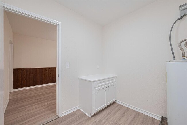 Building Photo - 5323 Forest Dr