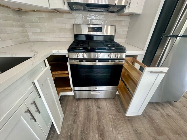 Building Photo - Upstairs 2 bedroom 1 bath apartment in PB, 4 blocks from ocean