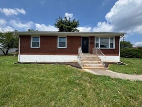 Building Photo - Newly updated 4 bedroom 1.5 bath with hard...